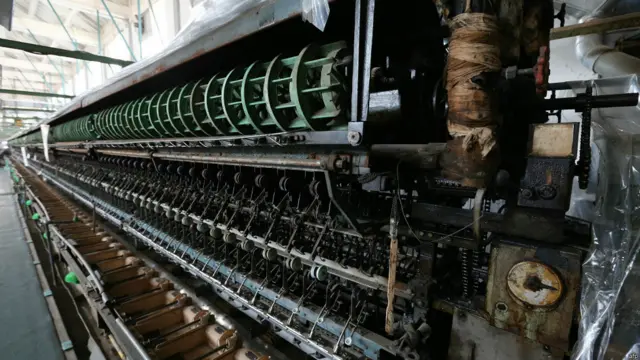 Mesin pemintalan sutra otomatis di bekas Pemintalan Sutra Tomioka di Gunma