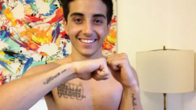 Alessandro Corradini mostra tatuagens | Foto: Camilla Costa/ BBC Brasil 