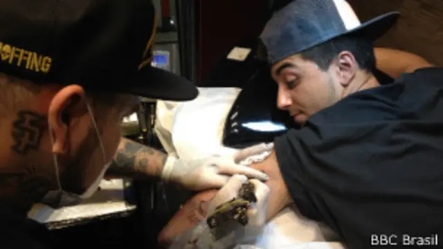 Adão Rosa tatua Alessandro Corradini | Foto: BBC Brasil 