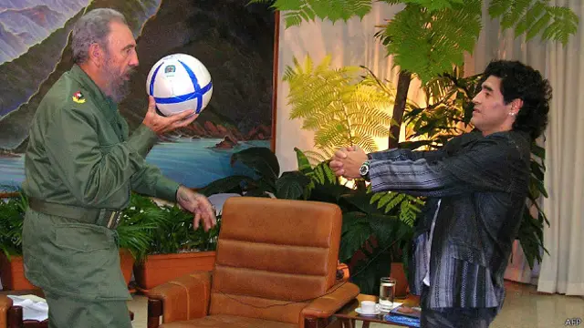 فیدل کاسترو نے ارجنٹائن کے سابق کھلاڑی اور موجودہ کوچ ڈياگو میراڈونا اور کپتان ليونیل میسی کی حمایت کی ہے