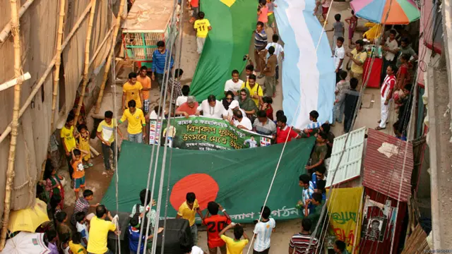 বিশ্বকাপ মৌসুমে ঢাকায় এই দৃশ্য নতুন নয়। এখনে পুরনো ঢাকার লালবাগের ব্রাজিল আর আর্জেন্টিনার সমর্থকরা যৌথভাবে দলের পক্ষে আনন্দ মিছিল করার প্রস্তুতি নিচ্ছেন। (ছবি: ফোকাস বাংলা)