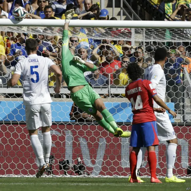 انگلینڈ نے اس میچ کے لیے ٹیم میں کئی تبدیلیاں کی تھیں اور گول کیپر جو ہارٹ کی جگہ بین فاسٹر ٹیم میں شامل تھے۔ 