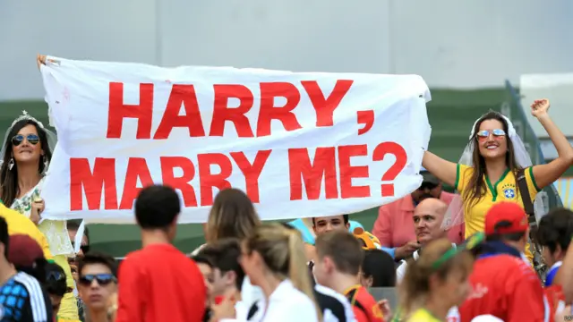 تماشائیوں میں موجود دو خواتین نے برطانیہ کے شہزادہ ہیری کو ایک بینر کے ذریعے شادی کی پیشکش کی۔