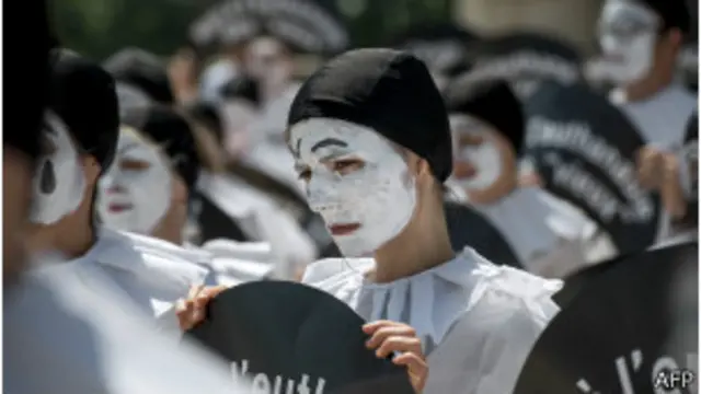 Накануне слушаний в Париже прошла демонстрация противников эвтаназии