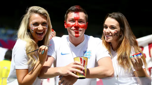 انگلینڈ کے تماشائیوں کی بڑی تعداد برازیل پہنچی ہے لیکن ٹیم پہلی ہی مرحلے پر ٹورنامنٹ سے باہر ہو کر واپسی کی تیاری میں ہے۔