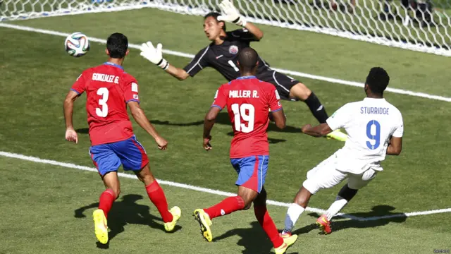 ڈینیل سٹریج نے گول کرنے کی کئی کوششیں کیں لیکن کامیاب نہیں ہو سکے۔