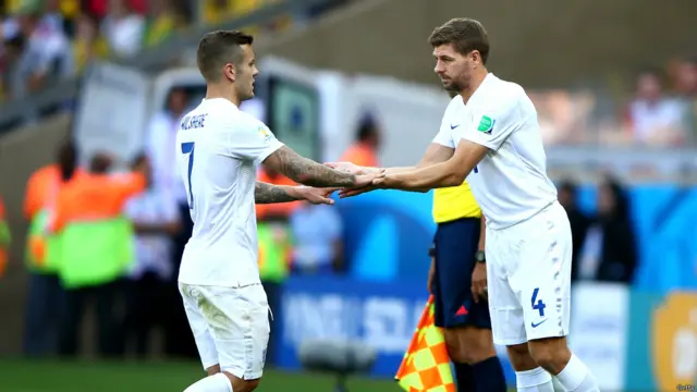 سٹیون جیراڈ کو جیک ولشر کی جگہ میچ کے آخری چند منٹوں میں میدان میں بھیجا گیا۔ 