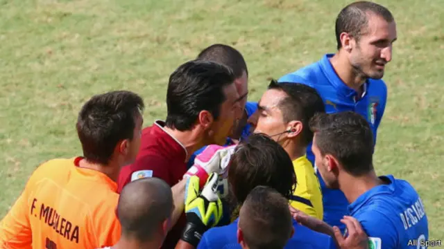 Italia lawan Uruguay