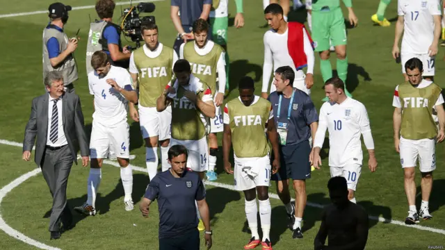 انگلینڈ پہلے دو گروپ میچوں میں شکست کے بعد اپنا آخری گروپ میچ بھی صرف برابر کر سکا۔ 