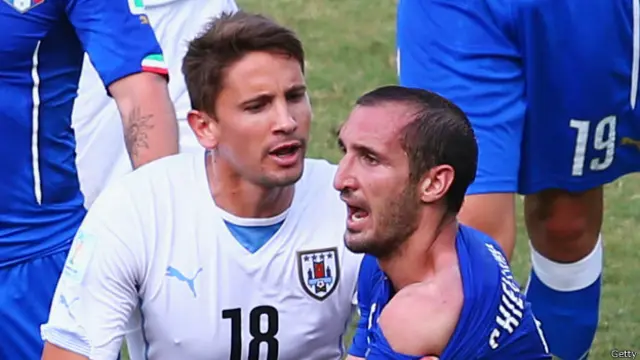 سواریز اس سے پہلے دو بار مختلف کھلاڑیوں کو کاٹنے کی وجہ سے پابندی کا سامنا کر چکے ہیں۔