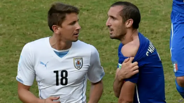 Logo após o lance, Chielline puxou a gola de sua camisa para mostrar a suposta mordida 