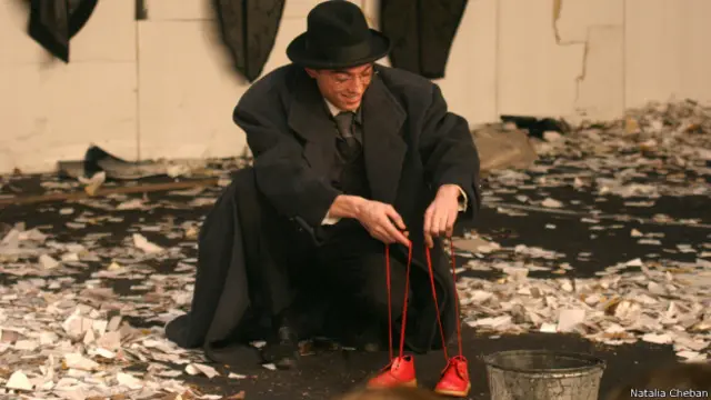 Лишь музыка, постепенно по нарастающей заполняя все пространство, дает нам повод простить и понять этого слабого человека