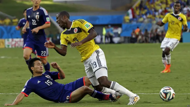 صحنه خطای کنو روی راموس که فرصت پنالتی منجر به گل را در اختیار کلمبیا گذاشت