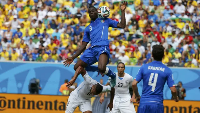 خطایی که بالوتلی به خاطرش کارت زرد گرفت.