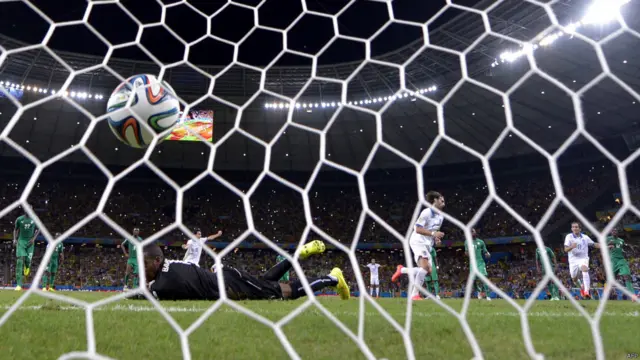 ساماراس گل پیروزی یونان را از روی نقطه پنالتی زد.