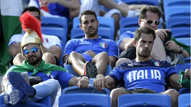 هواداران دلشکسته ایتالیا بعد از باخت این تیم مقابل اروگوئه و حذف از جام جهانی 