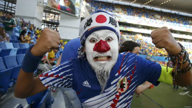 هوادار تیم ژاپن، بی‌خبر از اینکه تیم کشورش در آستانه حذف از جام جهانی است