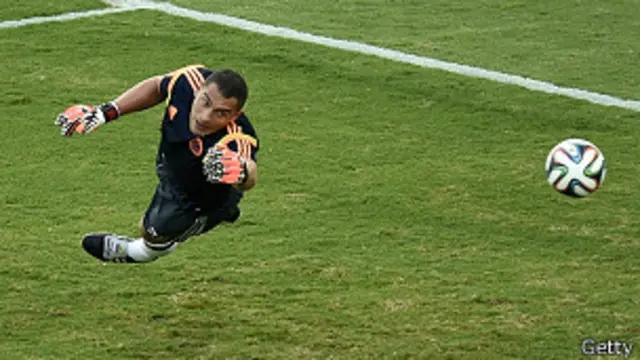 43 سالہ گول کیپر فرید موندراگون نے میچ کھیل کر سنہ 1994 میں قائم کردہ راجر ملا کا ریکارڈ توڑ ڈالا