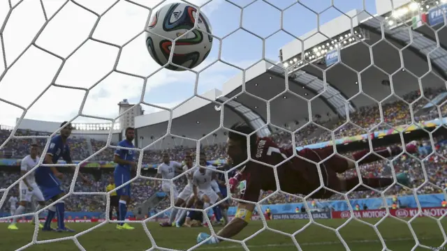 لحظه ورود توپ به دروازه بوفون. تک گل گودین برای حذف ایتالیا از جام جهانی کافی بود