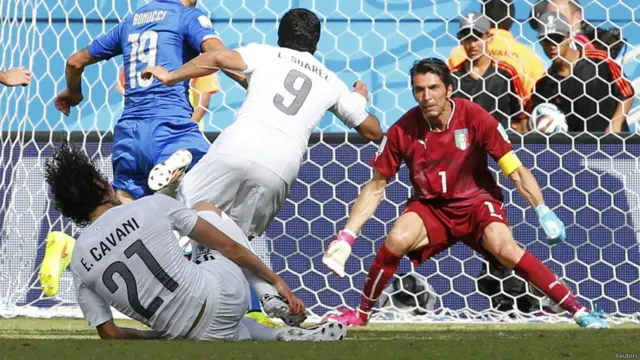 جنگ سوارز و بوفون؛ ضربه پر قدرت سوارز را بوفون دوباره مهار کرد. 