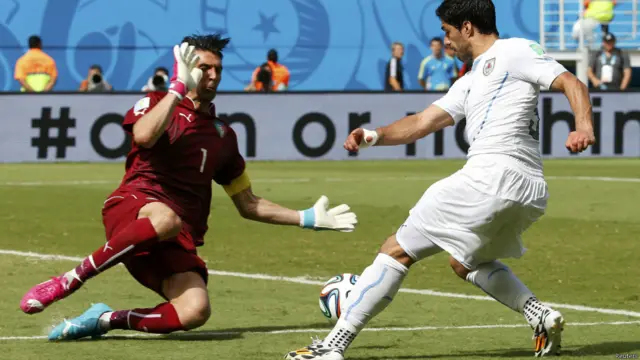 اولین فرصت مهیا شده برای سوارز که توسط بوفون مهار شد