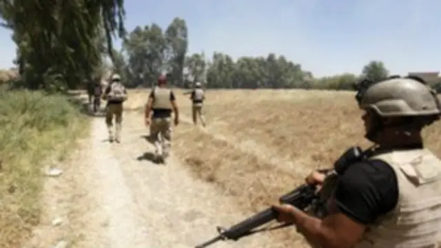 نیروهای عراقی در حال گشتزنی در روستای ابراهیم بن علی در غرب بغداد