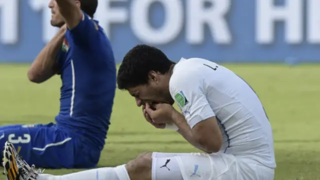 يمكن ان يمنع سواريز من اللعب الى ما قد يصل الى 24 مباراة أو عامين في حال قرر الفيفا معاقبته 