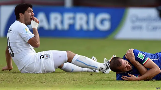 یوروگوے کے کھلاڑی سواریز نے اس سے قبل بھی دانت کاٹا تھا لیکن اس بار اٹلی کے کھلاڑی چلینی ان کی زد میں تھے