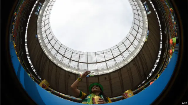 Torcedora no Mané Garrincha (AFP)