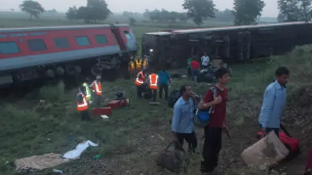 अभी कुछ महीने पहले बिहार के छपरा में राजधानी एक्सप्रेस पटरी से उतर गई थी.