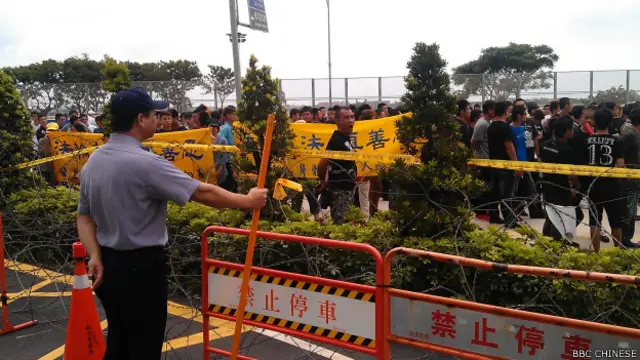 法轮功的代表在机场抗议。