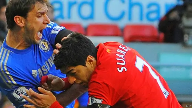 2013 में प्रीमियर लीग के एक मैच के दौरान ब्रायनस्लेव इवानोविक को दांत काटने के आरोप में सुआरेज़ पर दस मैचों की पाबंदी लगी थी.