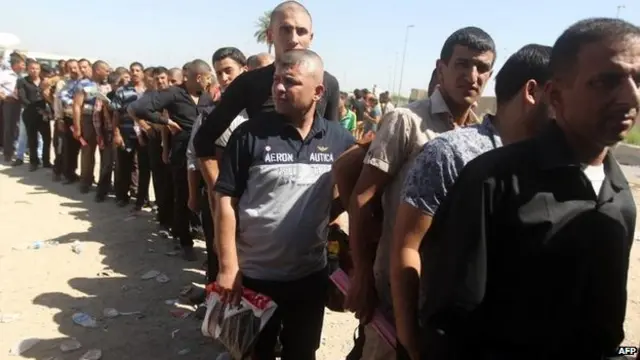 د داعش پرضد جګړې لپاره بغداد کې ګومارل کېدونکي کسان په کتار کې ولاړ دي