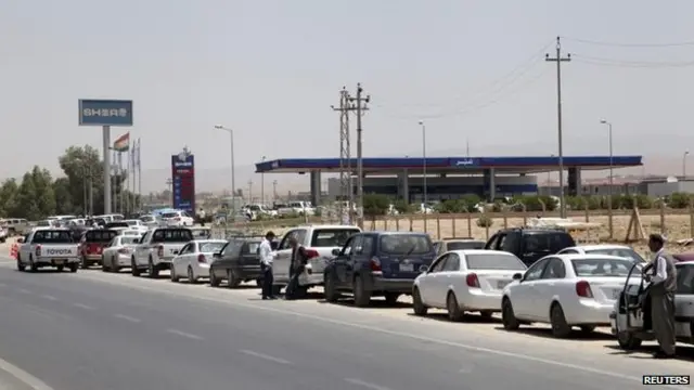 دلته د اربیل په څېر، د تېلو د کمښت له کبله د تېلو پمپونو ته په کتارونو کې موټر ولاړ دي