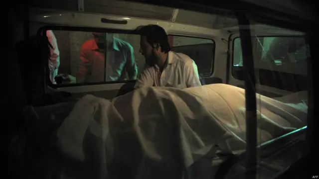 پی آئی اے کے ترجمان مشہود تاجور فائرنگ کے نتیجے میں ایک خاتون مسافر ہلاک ہوئیں جبکہ فلائٹ سٹیورڈ اعجاز خان اور واجد خان گولیاں لگنے سے زخمی ہوئے تاہم ان کی حالت خطرے سے باہر ہے۔