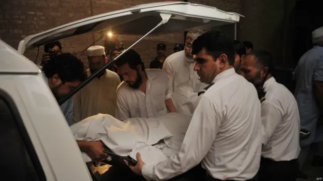 پاکستان کے شہر پشاور کے ہوائی اڈے پر سعودی دارالحکومت ریاض سے آنے والی پی آئی اے کی ایک پرواز پر لینڈنگ کے دوران فائرنگ سے ایک مسافر ہلاک اور دو افراد زخمی ہو گئے۔ 