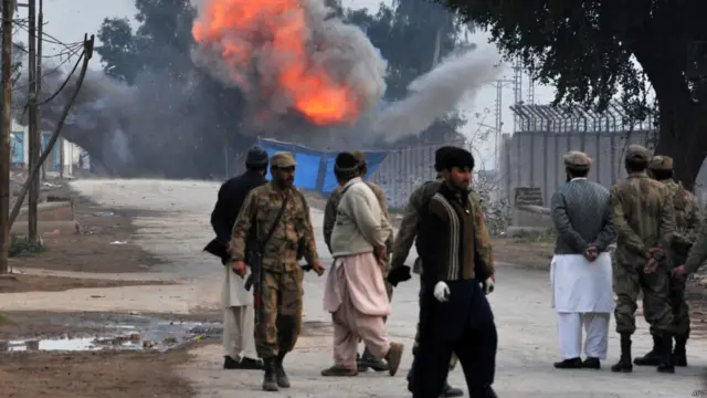 حکام کے مطابق دھماکہ خیز مواد سے بھری گاڑی ایئرپورٹ کی دیوار سے ٹکرائی جس کی وجہ سے عام شہری زخمی ہوئے۔