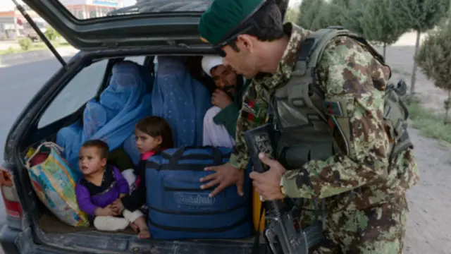 د هلمند د جګړو له سیمو نژدې دوه زره کورنۍ کوچېدلې