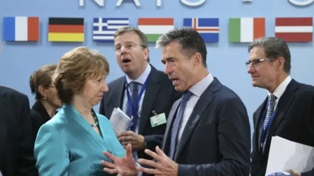 يأتي اجتماع قادة الناتو بعد بدء وصول المستشارين الأمريكيين، واحتمال بدء ضرب مواقع لداعش. 