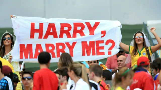شہزادہ ہیری انگلینڈ کا میچ دیکھنے کے لیے میدان پر موجود تھے جہاں چند لڑکیاں شادی کا پیغام دے رہی تھیں