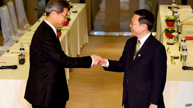 台灣陸委會主委王郁琦在台北桃園歡迎大陸國台辦主任張志軍(左)