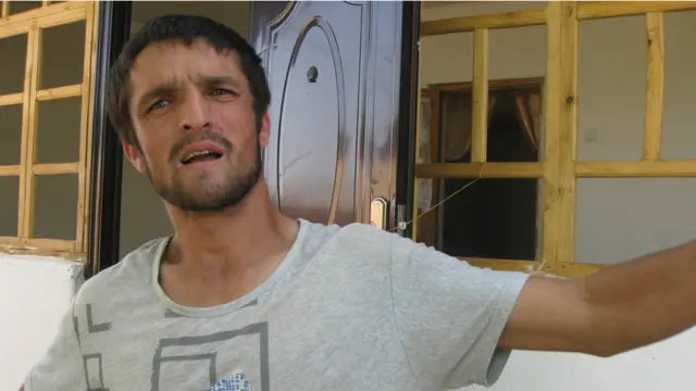 "Ҳалигача бу ерда мактаб йўқ. Болалар икки соат юриб мактабга боришларига тўғри келаяпти", дейди Мамадрозиқ Чалишев.