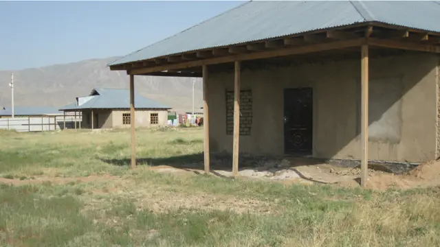 Чордарада ҳозир 1500 атрофида аҳоли яшайди. Уларга эски уйлари учун расман 8000 АҚШ долларидан 50000 долларга тенг товон пули тўлангани хабар қилинган. Бироқ одамлар ўзларига берилган маблағ янги уй-жой қуришга етарли бўлмаганини айтадилар. 