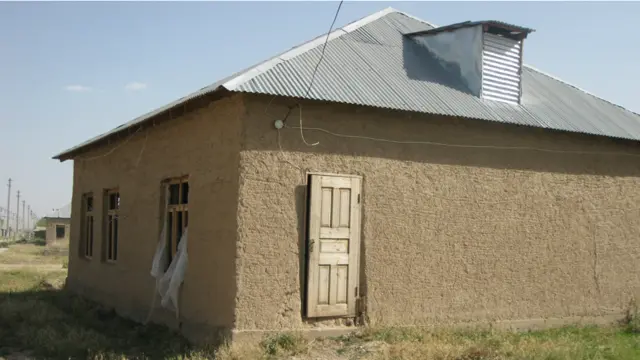 Бу уйнинг эгаси ишлаб пул топиш учун Россияга кетиб қолган. 