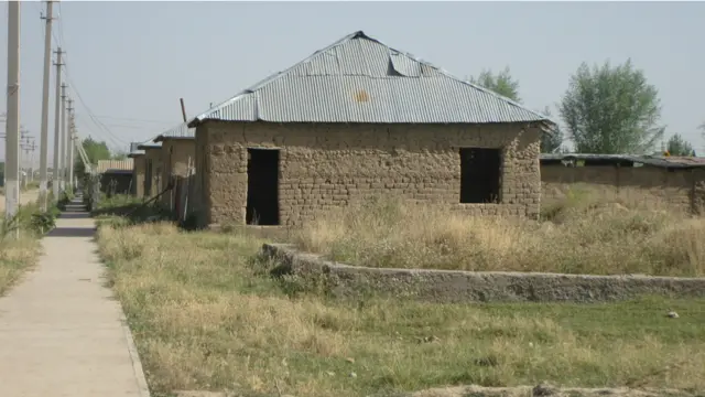 Роғун ГЭСи қурилганидан кейин сув остида қолиши мўлжалланган Нуробод тумани кўп қишлоқлари аҳолиси кўчирилган. Бу Хатлон вилояти Данғара туманидаги Чорсада посёлкаси. 