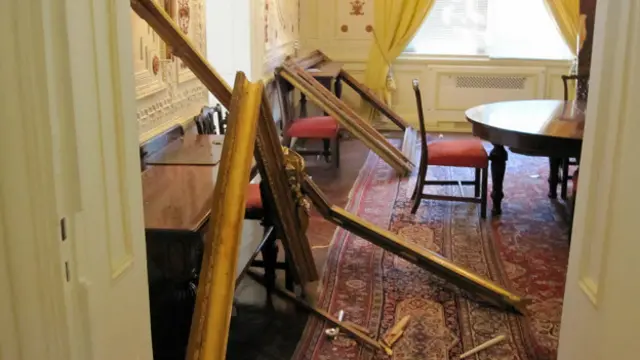 اتاقی در یکی از دفاتر دیپلماتیک بریتانیا در تهران پس از حمله مهاجمان در آذر ۱۳۹۰