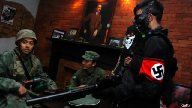 Penggemar kostum militer, termasuk Nazi-Jerman, berkumpul dalam sebuah acara. 