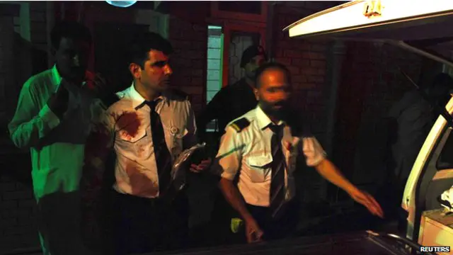 کارکنان خط هوایی پاکستان بعد از حمله افراد مسلح، به مسافران مجروح کمک می‌کنند