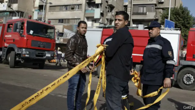 Policía acordona lugar del atentado en Cairo
