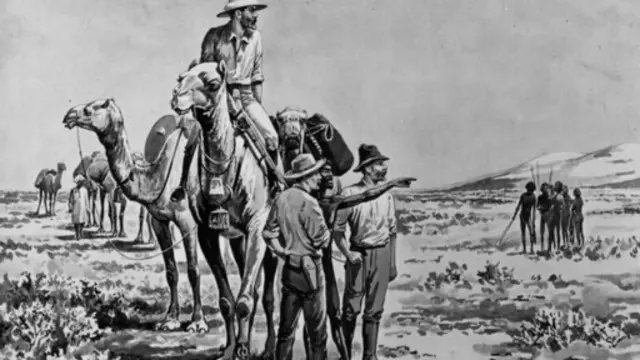 صورة لسكان أصليين يوجهون مسافرا في الصحراء الأسترالية. 